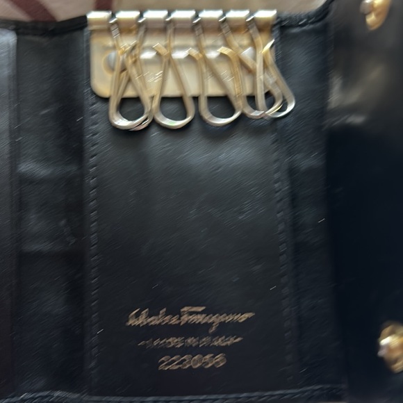 Authentic Ferragamo long leather wallet and key holder. - Picture 15 of 16